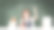 快乐可爱的少女举手在教室里图片下载