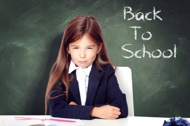 沮丧和不快乐的少女在学校。图片下载