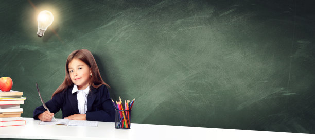 年轻可爱的女孩在黑板前，头上顶着一个灯泡图片下载
