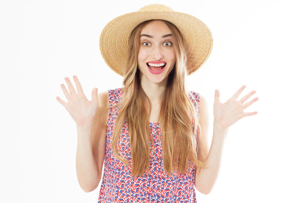 夏天情绪化微笑的女人在工作室肖像。图片下载