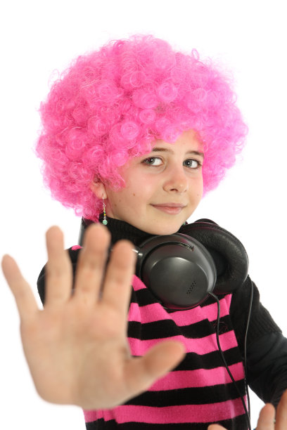 戴着耳机的小女孩，举手示意，说“停止”图片下载