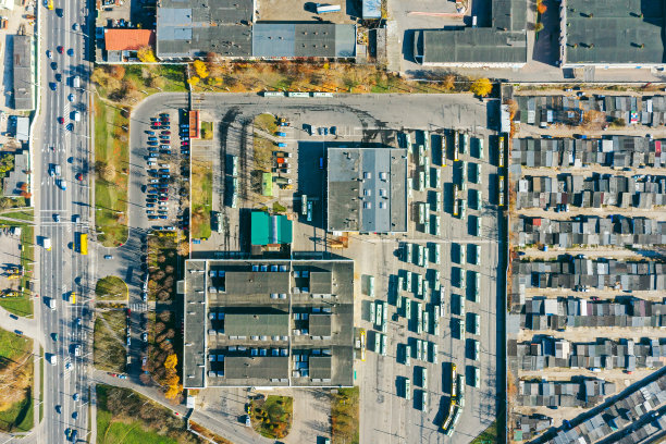 巴士车辆段设有车库和停放巴士，制造厂房和仓库。城市工业区航拍照片图片下载