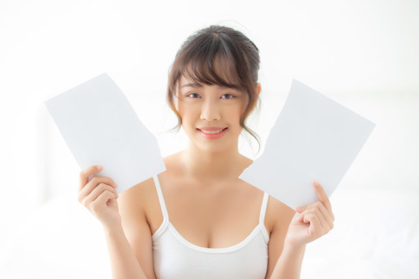 美丽的肖像年轻的亚洲女人打破老皮肤脸上的毛孔和皱纹的照片纸，美丽的亚洲女孩与治疗化妆品，女性化妆问题，健康和健康的概念。图片下载