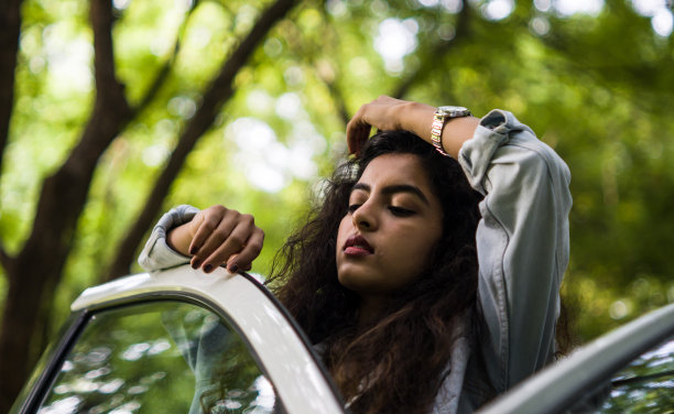 年轻火辣的女人图片下载