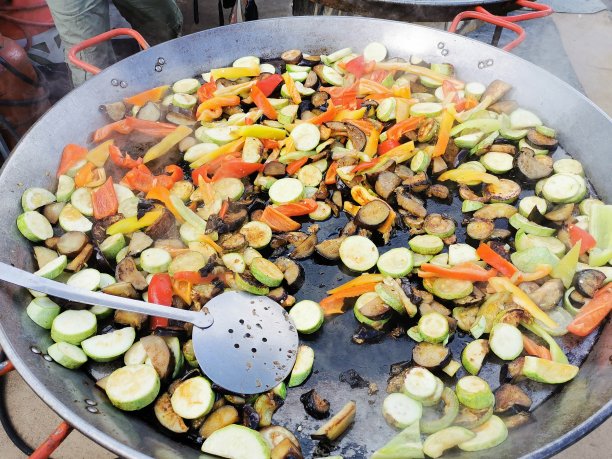 街头小吃在圣彼得堡公园300周年纪念-蔬菜在一个大锅图片下载