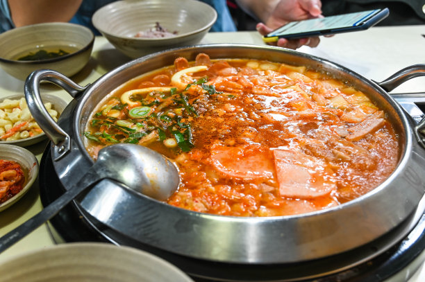 “陆军基地炖”，韩式香肠炖图片下载