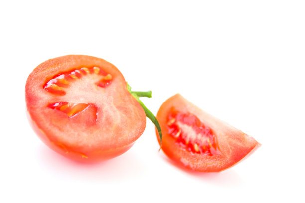 美味的成熟的红色切片西红柿在白色的背景。侧视图。健康有机食品理念。农业和收获。图片下载