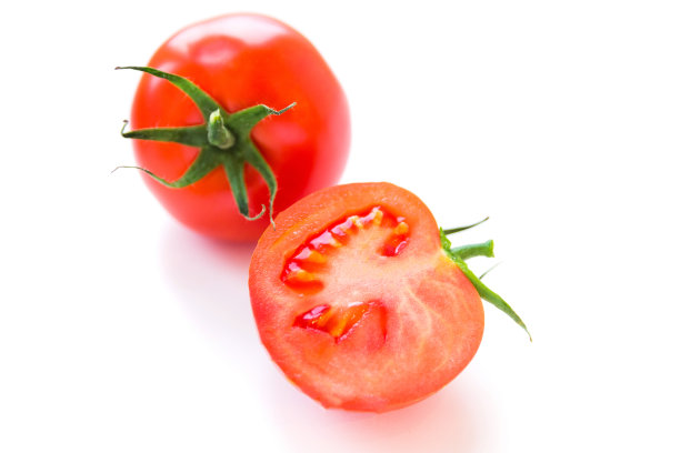 美味的成熟红番茄和一片白色的背景。侧视图。健康有机食品理念。农业和收获。图片下载