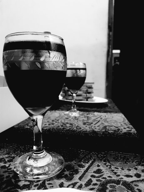 葡萄酒杯和可口可乐杯。图片下载