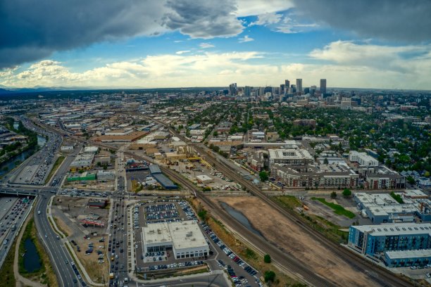 鸟瞰图丹佛天际线与交通在雨天图片下载