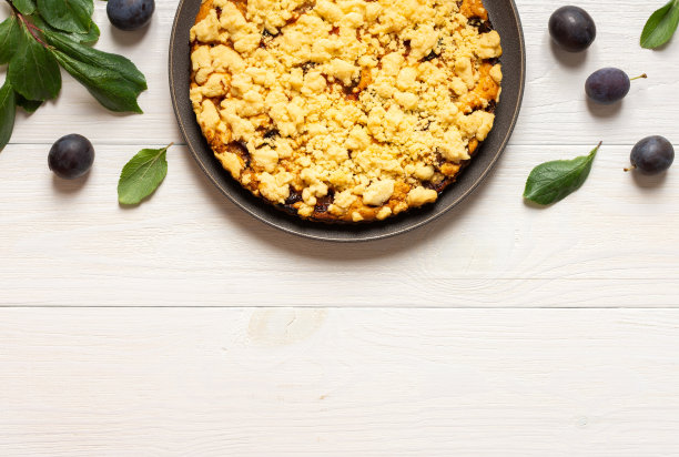 白木背景上的梅子蛋糕，俯视图图片下载