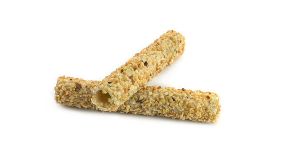 白色背景上有坚果的威化饼卷图片下载