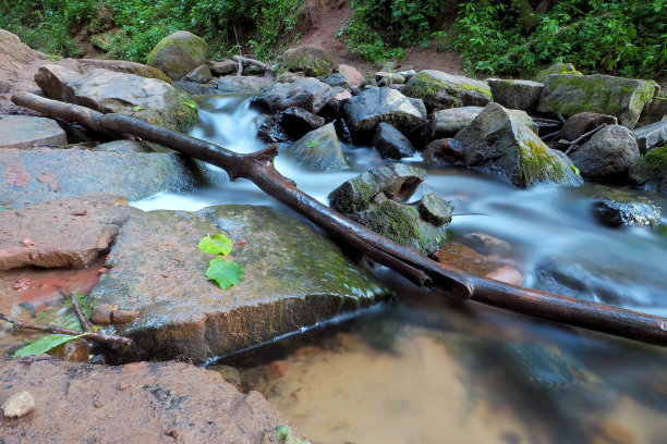 自然背景。森林小溪中的岩石和流水。长时间曝光的照片图片下载