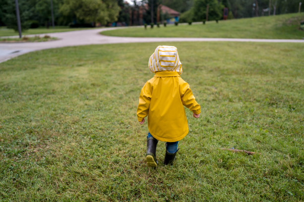 小男孩在户外散步图片下载