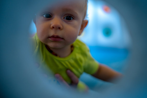 小男孩在婴儿围栏里玩他的玩具图片下载