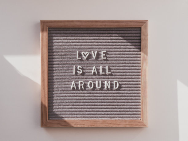 上面的观点与字爱是所有周围的字母板。平躺心的概念象征着爱情和浪漫。阳光和阴影。图片下载