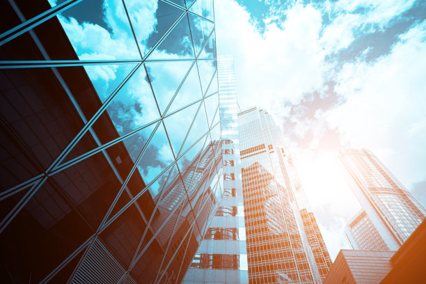 阳光下的现代办公大楼图片下载