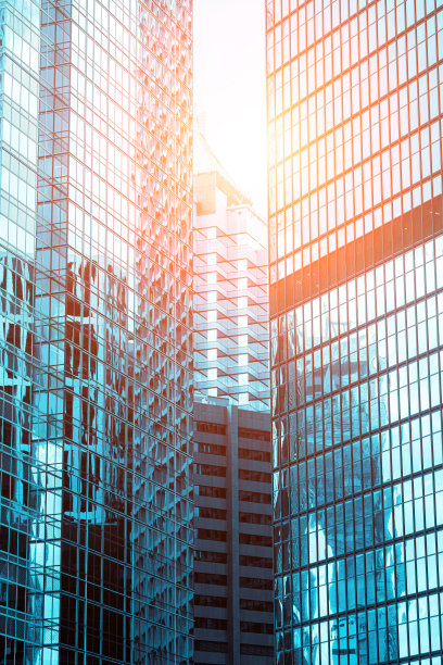 阳光下的现代办公大楼图片下载