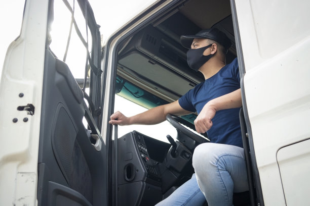 一辆卡车里的巴西卡车司机图片下载