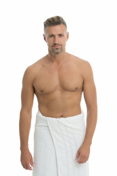 性感的我。穿着浴巾的性感男人。运动健将，性感肌肉。日常卫生和仪容整洁。健康和美体。健美和健身。健康的生活方式。强壮和性感图片下载