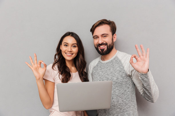 一对满意的年轻夫妇的肖像图片下载