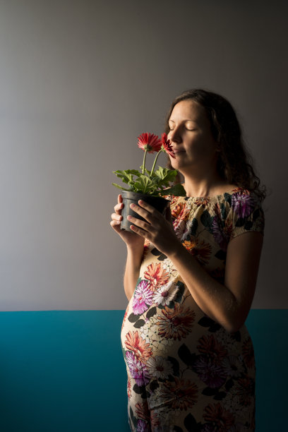 孕妇在闻红花香水图片下载