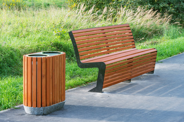 城市公园的垃圾收集木凳垃圾箱。图片下载