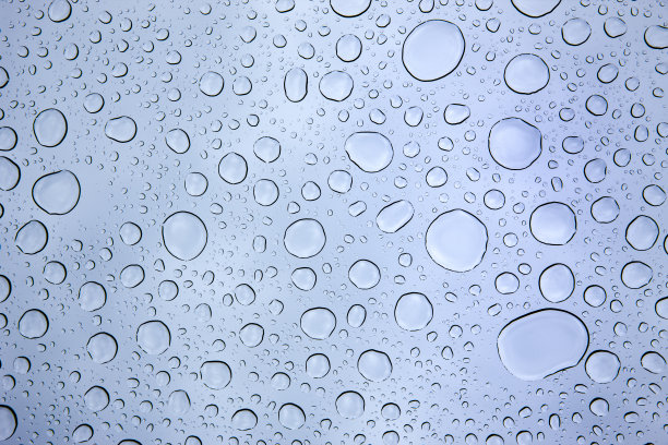 水滴落在玻璃窗上图片下载
