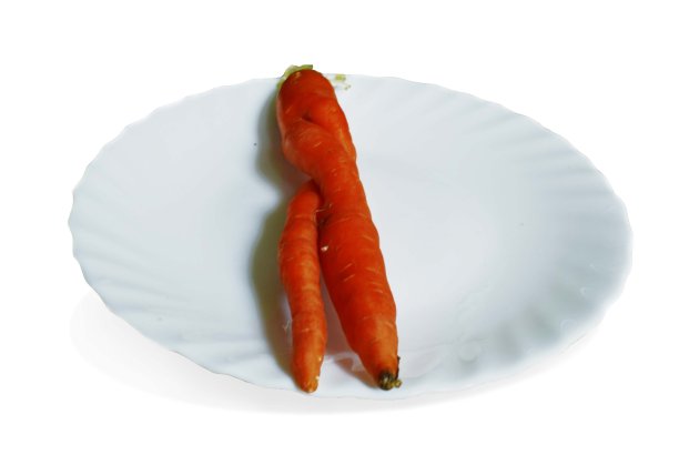 盘子里形状古怪的新鲜胡萝卜图片下载