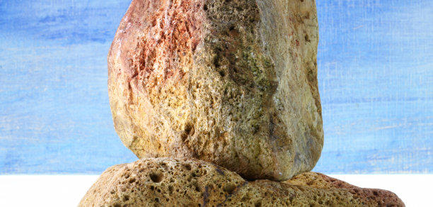 蓝色背景上的一块石头图片下载