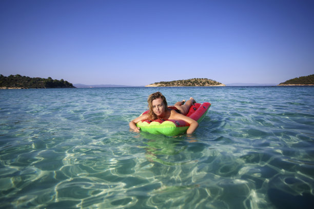 年轻女子漂浮在水面上图片下载