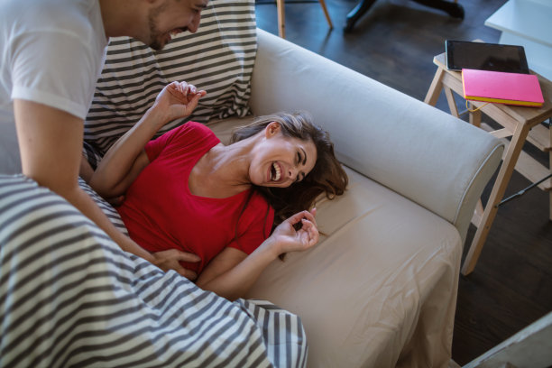 夫妇在床上玩得很开心图片下载