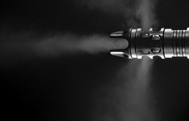 一枪后从突击步枪的枪管中冒出的烟雾图片下载