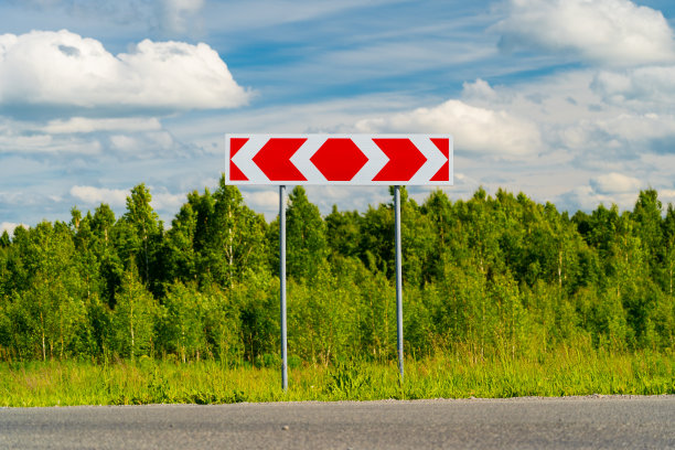 有左右方向标志的户外十字路口图片下载