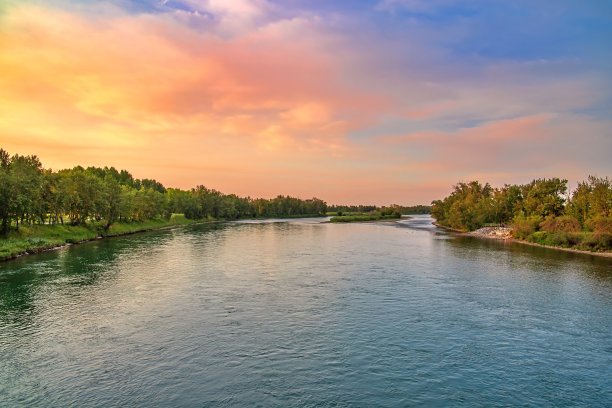 弓河的早晨天空图片下载