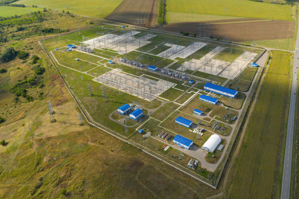 带电阻器的大电流变电站。图片下载