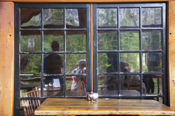 窗外的倒影图片下载