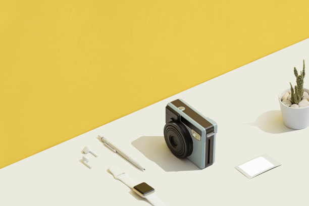 个人饰品平铺在黄白色的背景上图片下载