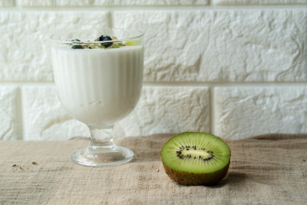 自制酸奶和猕猴桃图片下载