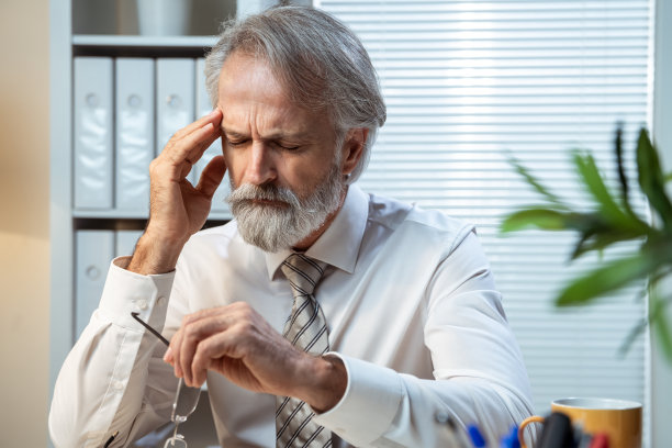 患有严重头痛的商人图片下载