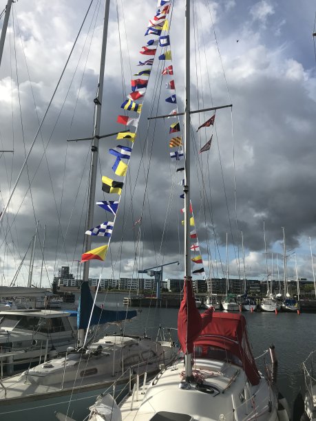 五颜六色的海上信号旗映衬着乌云图片下载