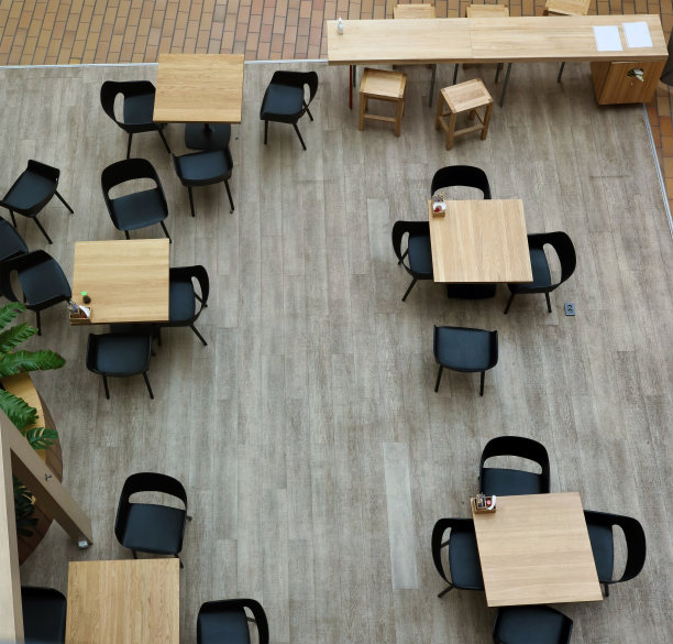 城市购物中心的空咖啡馆。图片下载