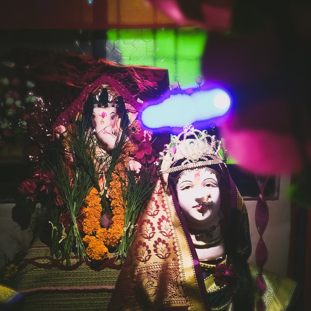 加内萨·穆尔蒂勋爵装饰着肖像花。在印度庆祝象头神节。关注背景。图片下载