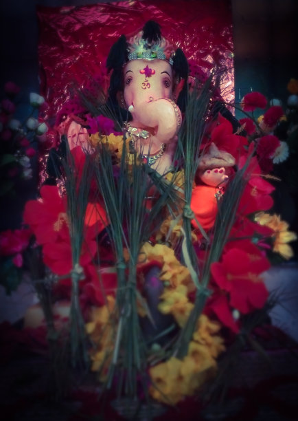 加内萨·穆尔蒂勋爵装饰着肖像花。在印度庆祝象头神节。关注背景。图片下载
