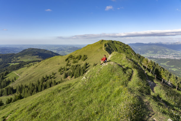 在阿尔卑斯山阿尔高徒步旅行期间休息的老年妇女图片下载