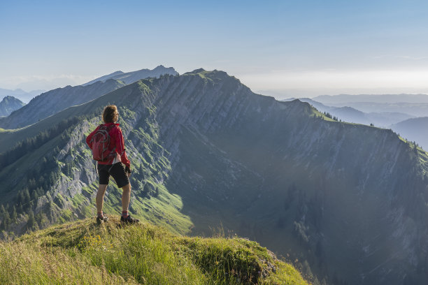 在阿尔卑斯山阿尔高徒步旅行期间休息的老年妇女图片下载