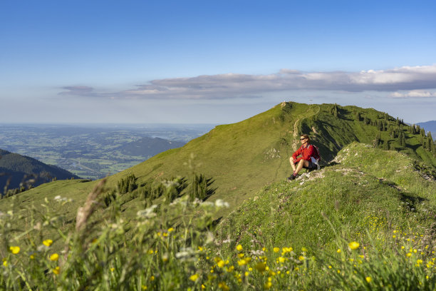 在阿尔卑斯山阿尔高徒步旅行期间休息的老年妇女图片下载