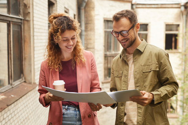 建筑师在户外工作图片下载