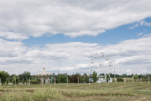在田野里坐摩天轮图片下载