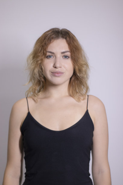 一个美丽的卷毛金发红发穿着黑色汗衫的情感肖像图片下载